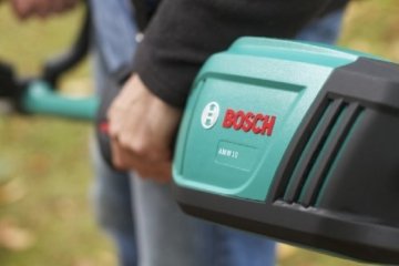 Bosch DIY Antriebseinheit AMW 10 SG, Hochentastenvorsatz, Schultergurt, Karton (1000 W, 26 cm Schnittlänge, Leerlaufdrehzahl 11.400 min-1) - 